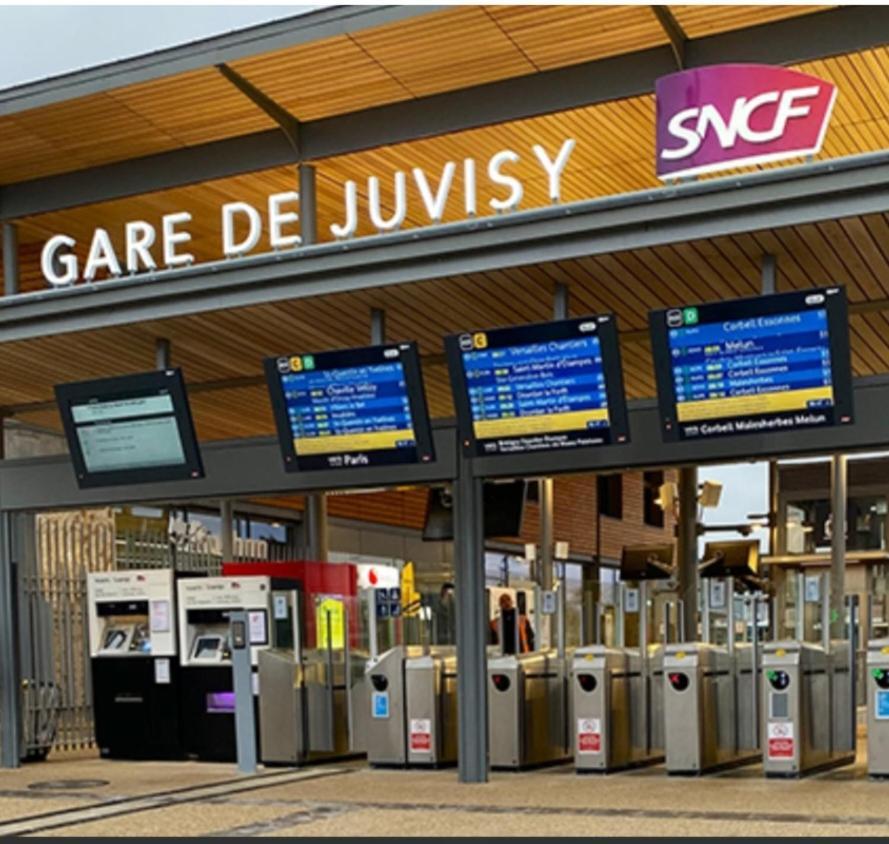 Aeroport D' Orly, Location De Parking, En 5 Mn En Voiture Ou A 2 Stations En Bus 191-100 Ou Taxis 12-13 Euros, A 2 Min A Pied Des Magasins Et Restaurants Proche Paris Et De La Gare C Et D Possibilite De Venir Tres Tard Et Partir Tres Tot * Athis-Mons