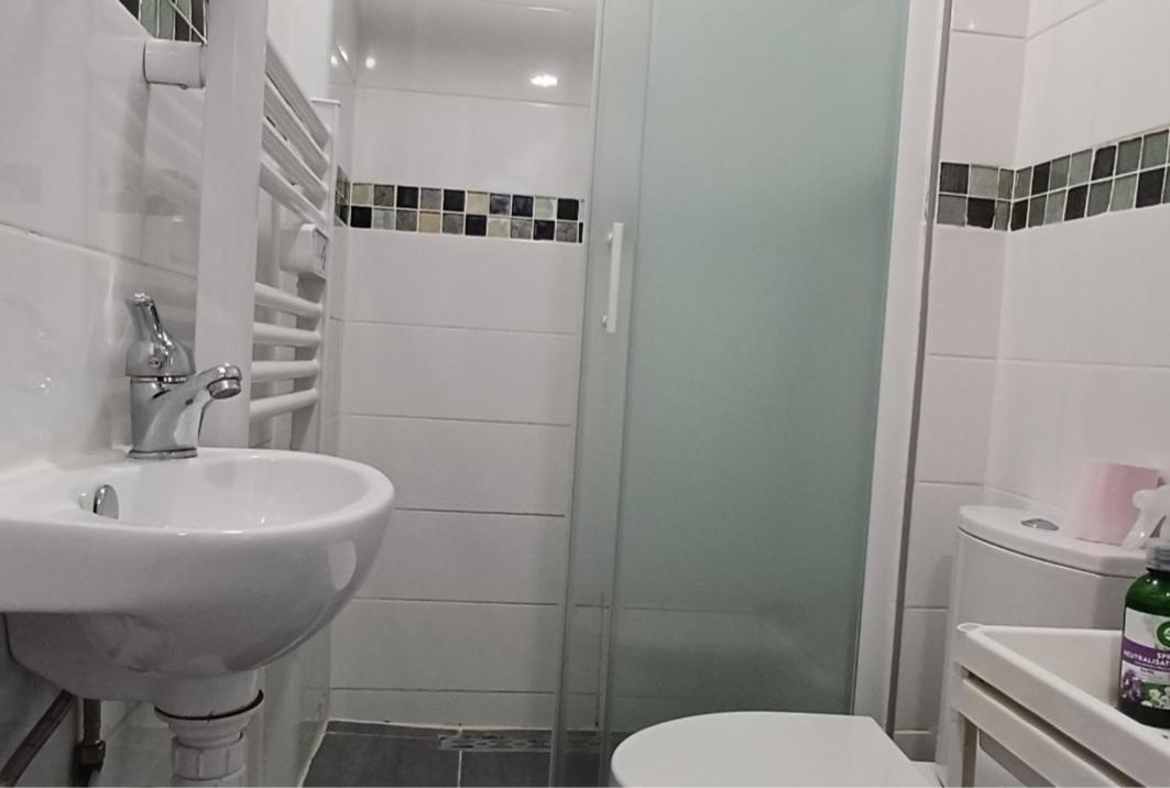 Apartment Aeroport D' Orly, Location De Parking, En 5 Mn En Voiture Ou A 2 Stations En Bus 191-100 Ou Taxis 12-13 Euros, A 2 Min A Pied Des Magasins Et Restaurants Proche Paris Et De La Gare C Et D Possibilite De Venir Tres Tard Et Partir Tres Tot Athis-Mons