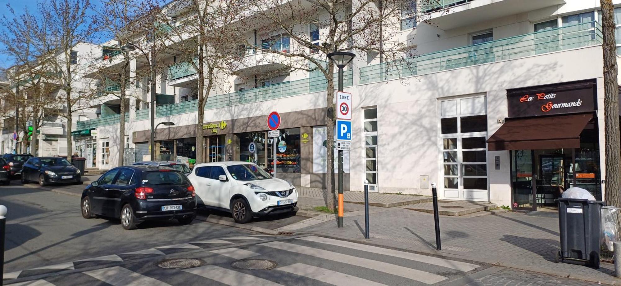 Aeroport D' Orly, Location De Parking, En 5 Mn En Voiture Ou A 2 Stations En Bus 191-100 Ou Taxis 12-13 Euros, A 2 Min A Pied Des Magasins Et Restaurants Proche Paris Et De La Gare C Et D Possibilite De Venir Tres Tard Et Partir Tres Tot