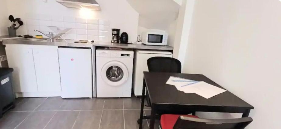 Aeroport D' Orly, Location De Parking, En 5 Mn En Voiture Ou A 2 Stations En Bus 191-100 Ou Taxis 12-13 Euros, A 2 Min A Pied Des Magasins Et Restaurants Proche Paris Et De La Gare C Et D Possibilite De Venir Tres Tard Et Partir Tres Tot *